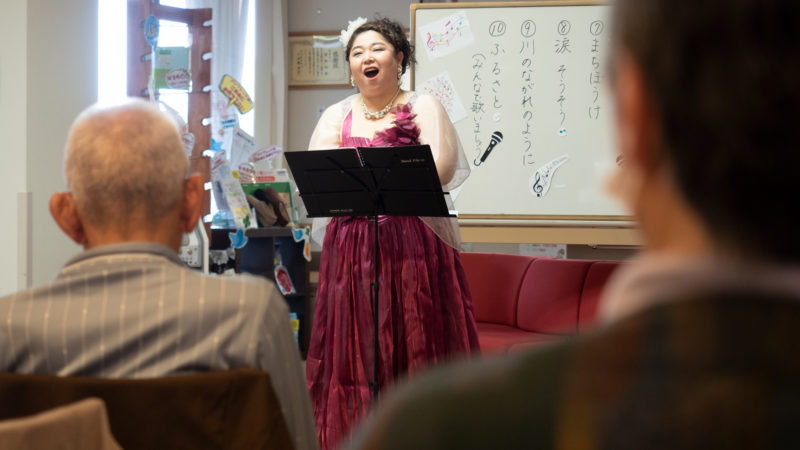 デイサービスセンター豊和に歌い手の西邑さん、ピアニストの光田さんが慰問に来てくださいました！