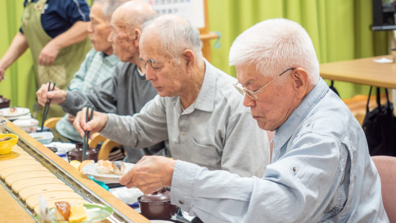 まぐろ、サーモン、いか、えび天！志摩豊和苑でみんなが楽しみにしていた回転寿司が行われました！