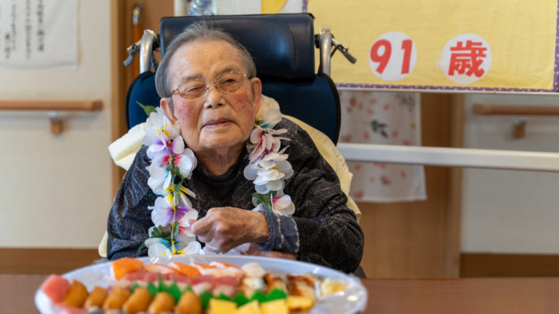 91歳の特別なお寿司ランチ｜鳥羽豊和苑のユニット「なぎさ」で誕生日会を開催！