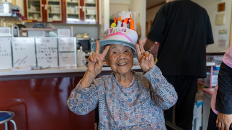 鳥羽豊和苑のユニット「あおのみね」で105歳のお祝い！お寿司を提供しました。