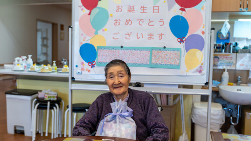 鳥羽豊和苑のなぎさユニットで88歳のお祝い！職員手作りのケーキを提供しました。